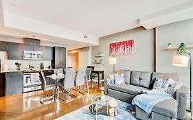 Modern 2Br Condo - King Bed - Downtown City Views